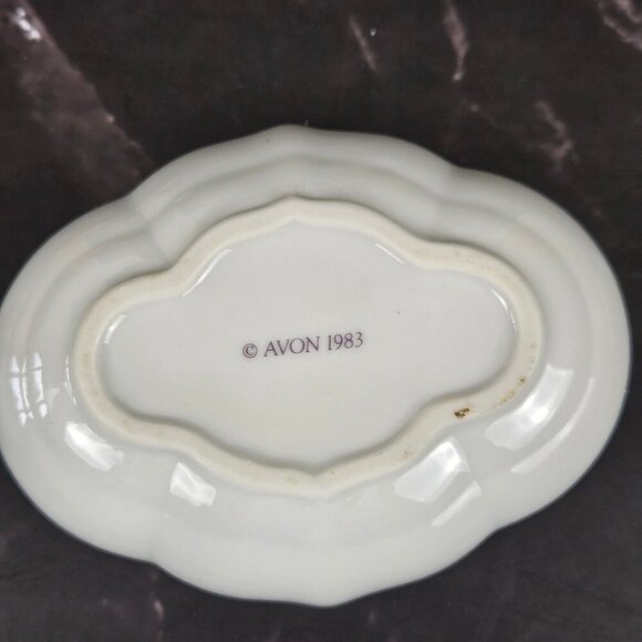 Vintage Avon 1983 Musical Trinket Box "Memories are for Sharing" Porcelain WORKS - Picture 9 of 13
